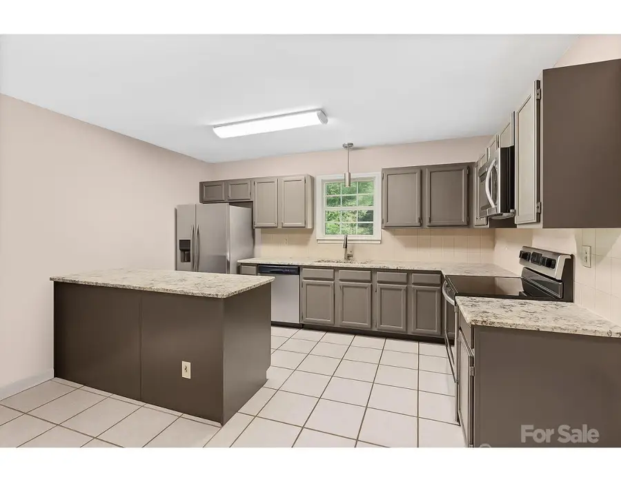 6113 Windsor Gate Lane, Charlotte, NC 28215 - Image #3