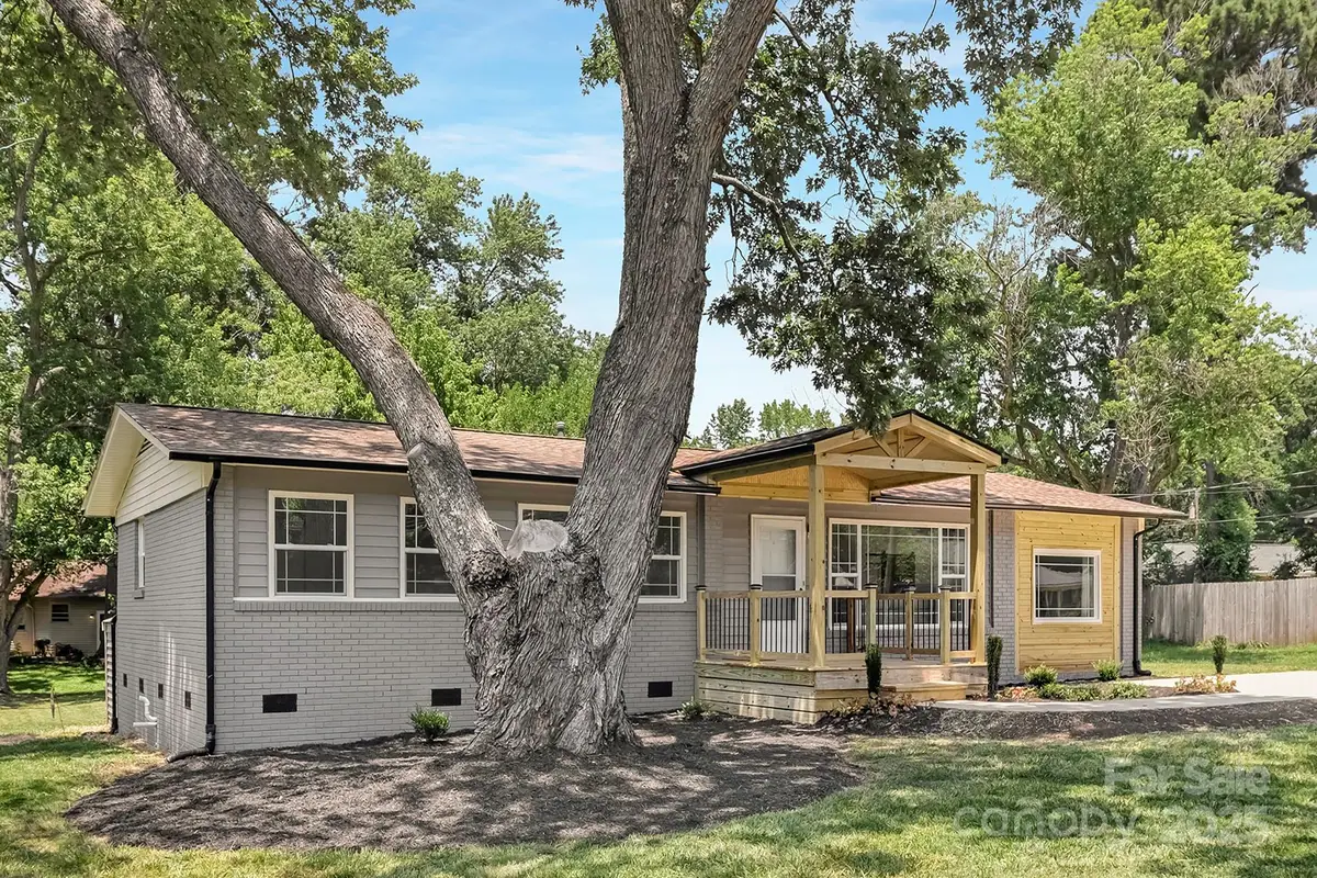 4219 Tipperary Place, Charlotte, NC 28215 - Image #1