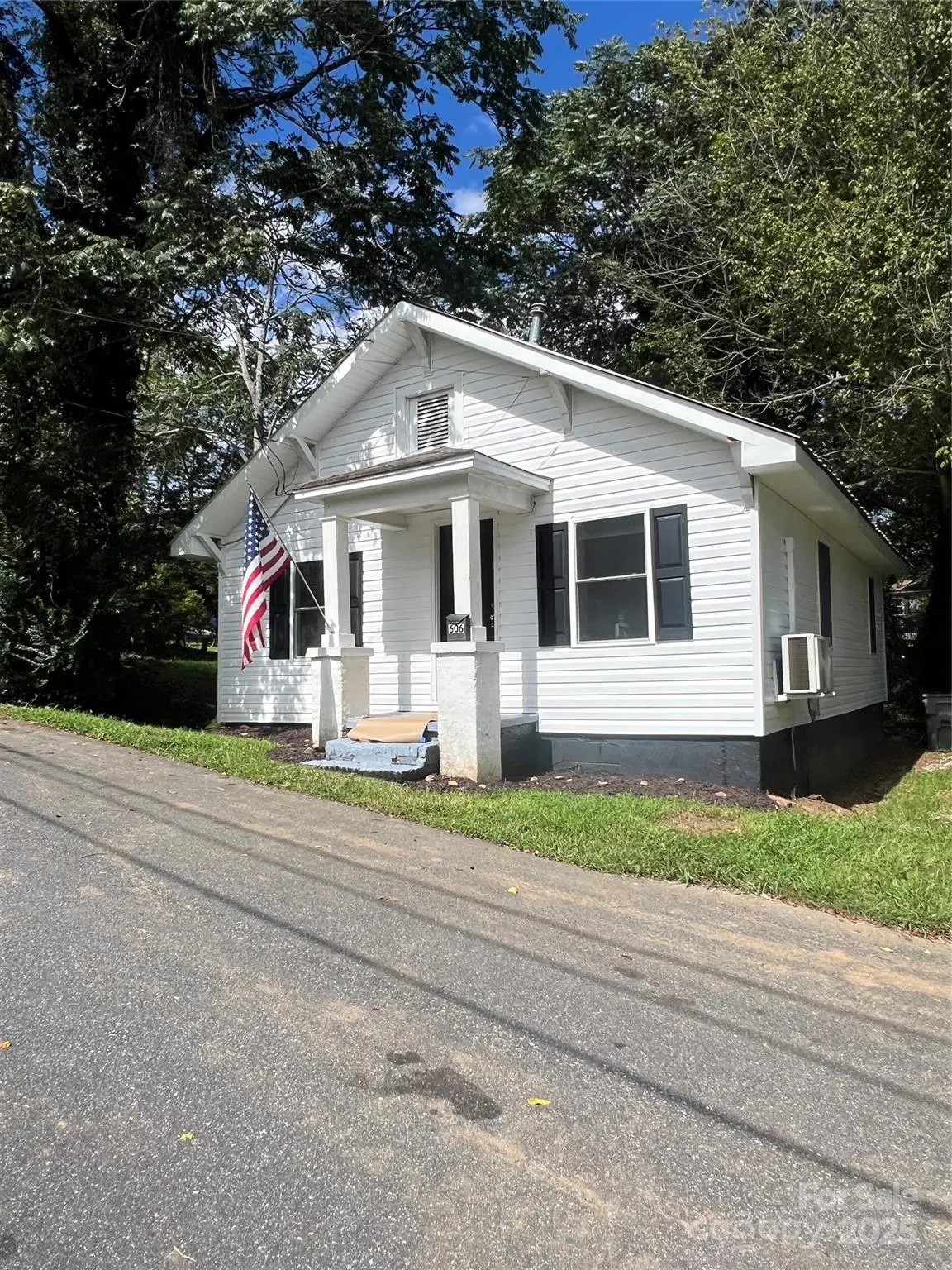 606 Center Street Nw, Lenoir, NC 28645 - #1