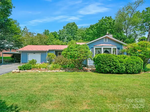 12 Robertson Street, Burnsville, NC 28714