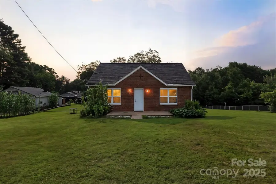 3544 6th Street Drive Nw, Hickory, NC 28601 - Image #2