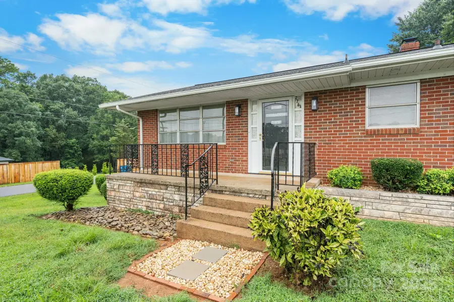 2761 Highland Avenue Ne, Hickory, NC 28601 - Image #2