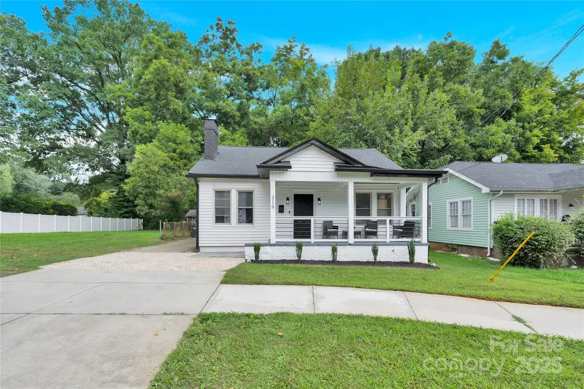 319 N Hoskins Road, Charlotte, NC 28216 - Image #1
