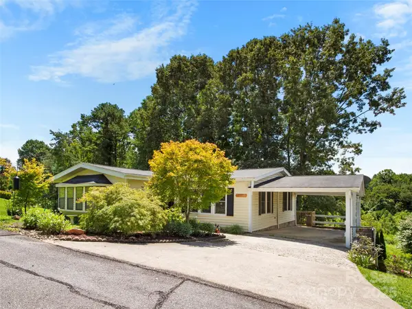 200 Cranbrook Circle, Hendersonville, NC 28792