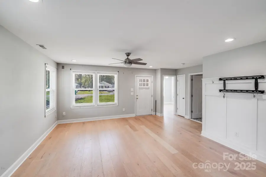 114 W Lee Avenue, Bessemer City, NC 28016 - Image #2