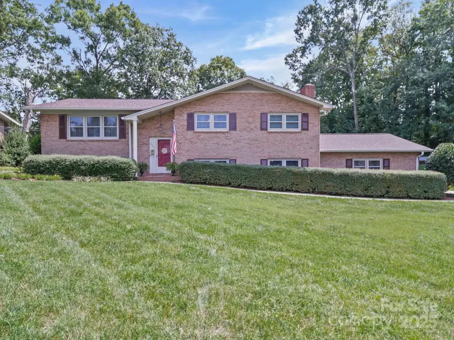 606 Brookgreen Drive, Dallas, NC 28034 - Image #2