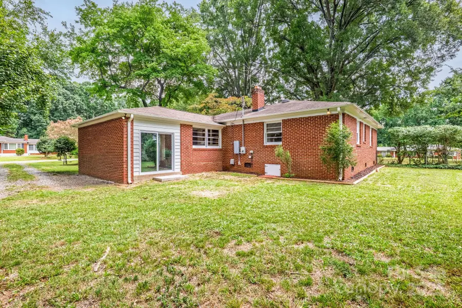 5443 Hilltop Circle, Charlotte, NC 28269 - Image #3