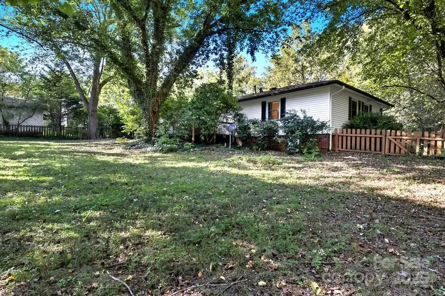 2 Fernbrook Place, Asheville, NC 28804 - Image #3