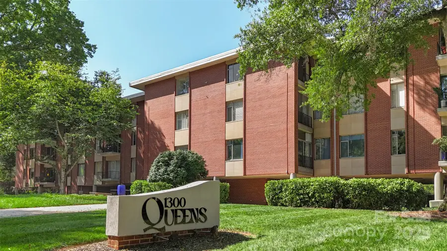 1300 Queens Road #402, Charlotte, NC 28207 - Image #2