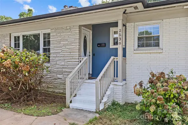 2538 Arnold Drive E, Charlotte, NC 28205