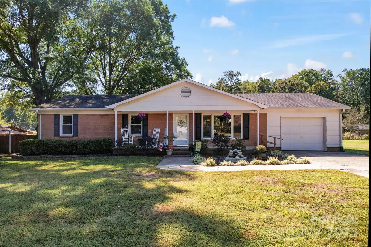 307 Meadowood Circle, Kannapolis, NC 28081 - Image #1