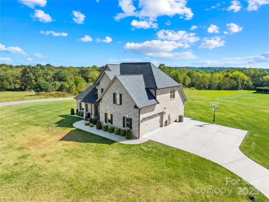 895 Oak Ridge Farms Circle, Newton, NC 28658 - Image #3