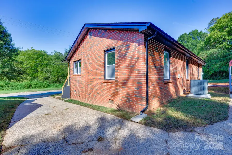 127 S Caldwell Avenue, Newton, NC 28658 - Image #2