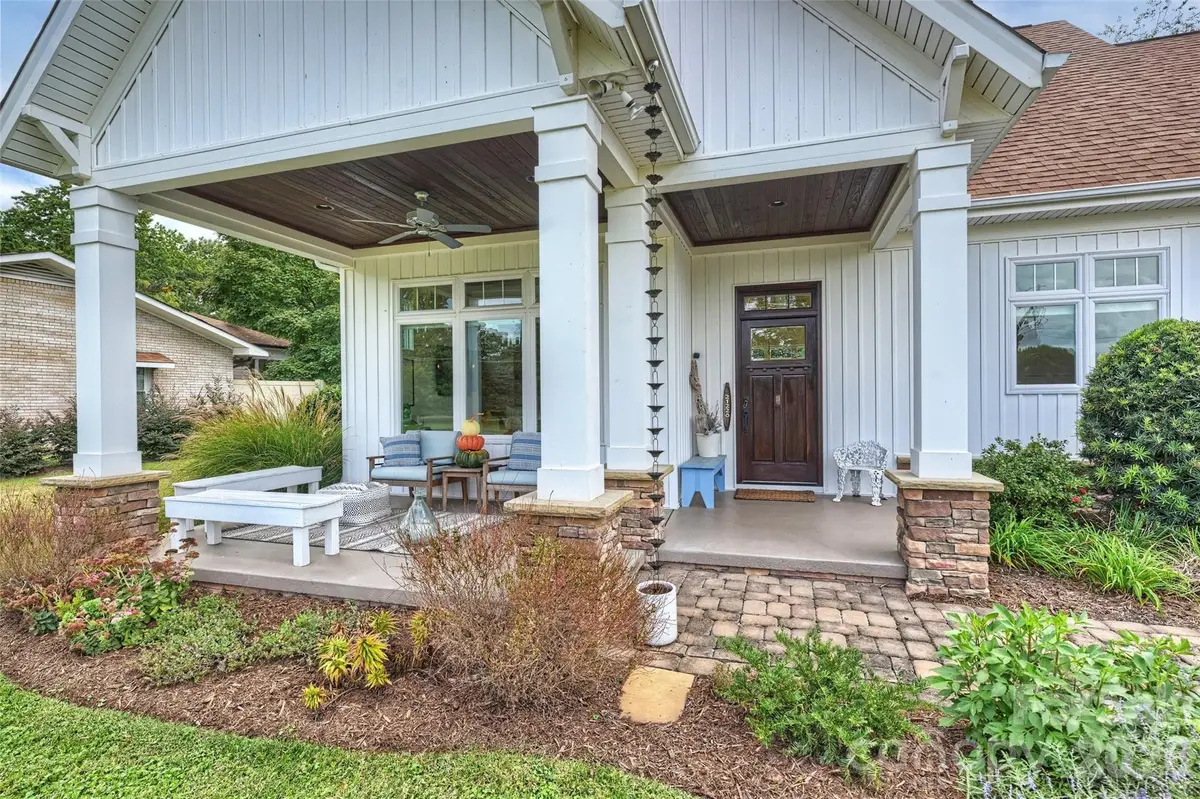 21228 Lakeview Circle, Cornelius, NC 28031 - Image #1