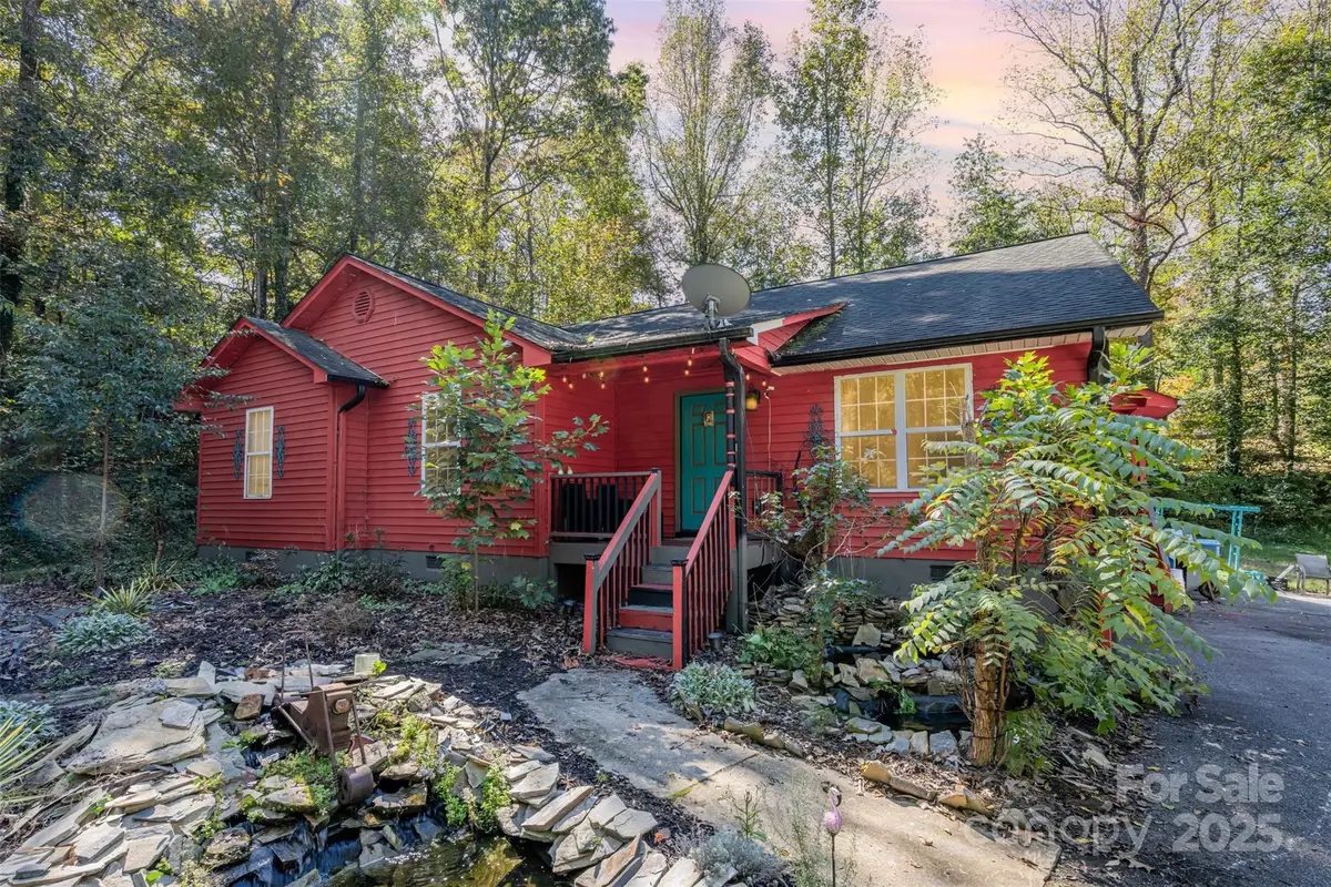 3735 26th Street Drive Ne, Hickory, NC 28601 - Image #1