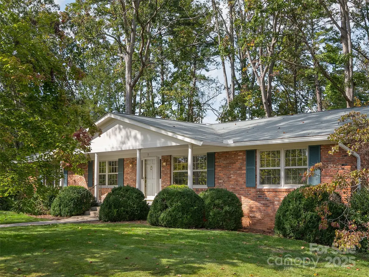 7 E Fox Chase Road, Asheville, NC 28804 - Image #1