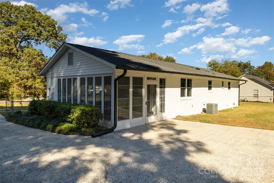 908 Ravendale Drive, Charlotte, NC 28216 - Image #2