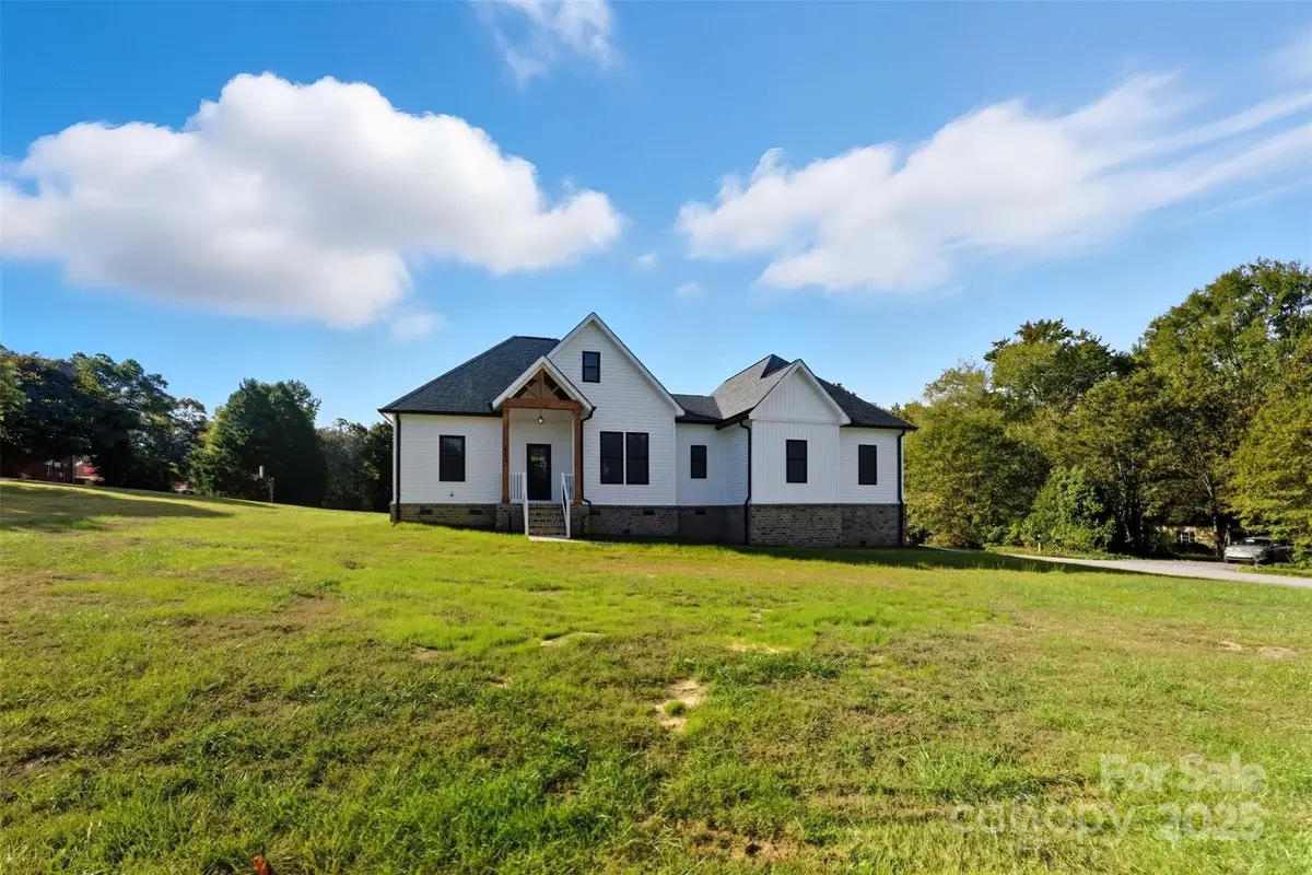 1213 Creekside Drive, Conover, NC 28613 - Image #1