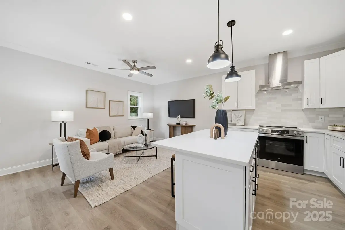 105 N Smallwood Place, Charlotte, NC 28216 - Image #1