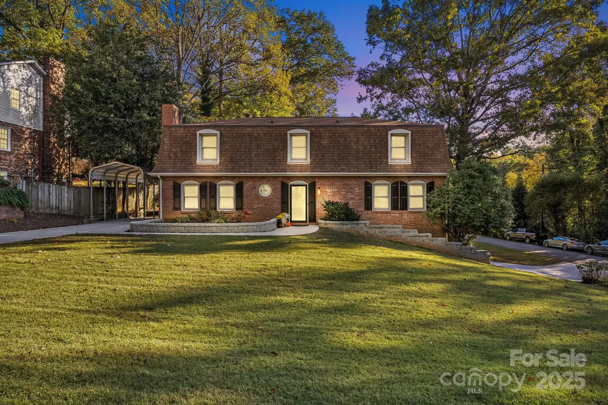 651 25th Avenue Nw, Hickory, NC 28601 - Image #1