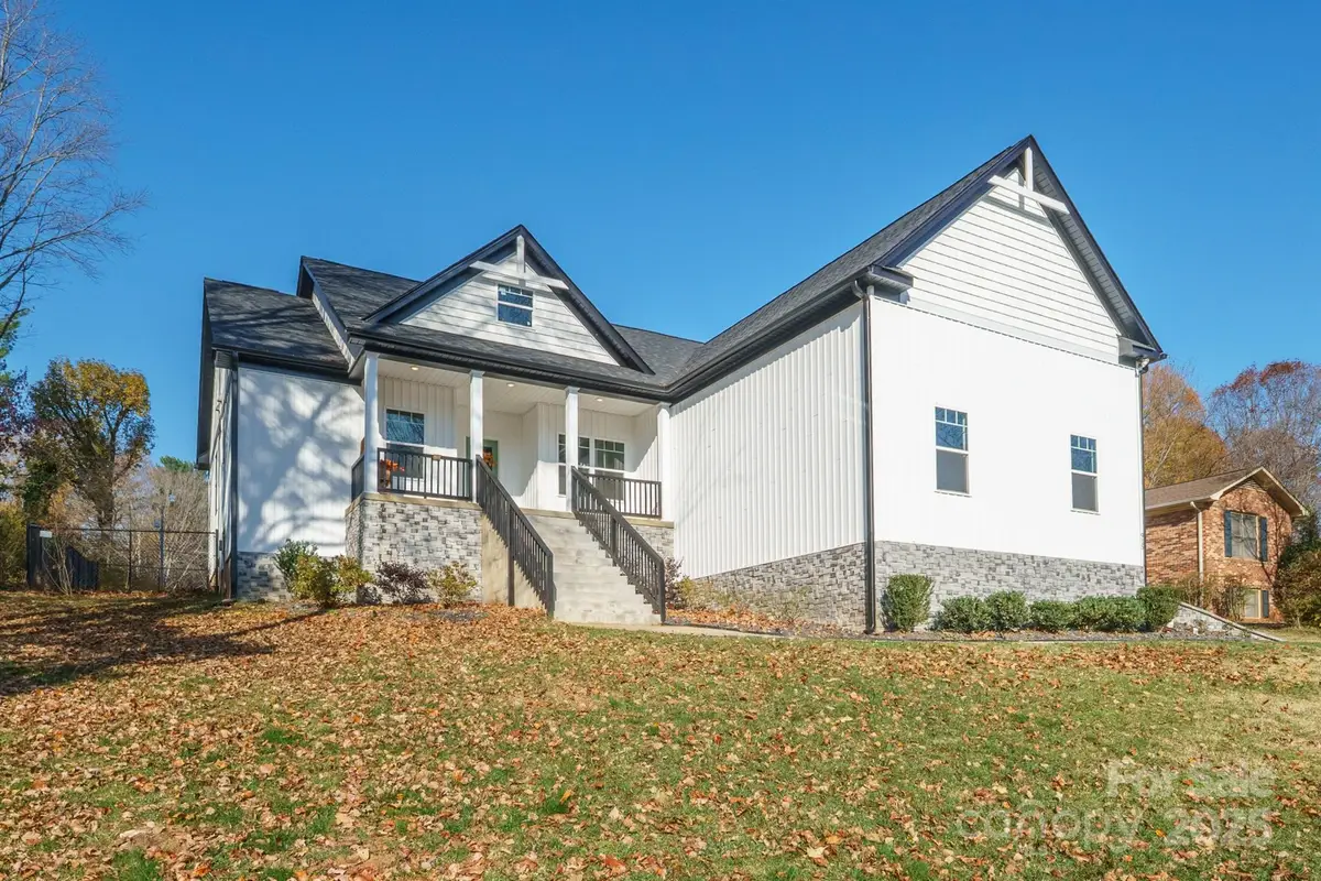 915 Brookwood Court, Statesville, NC 28677 - Image #1