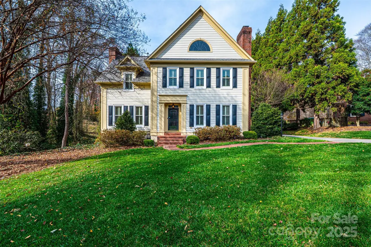 560 20th Avenue Court Nw, Hickory, NC 28601 - Image #1