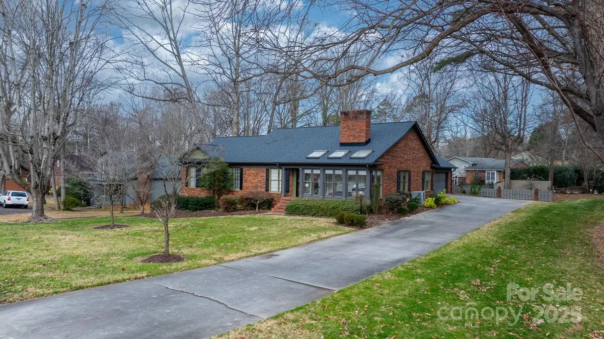 489 17th Avenue Ne, Hickory, NC 28601 - #1