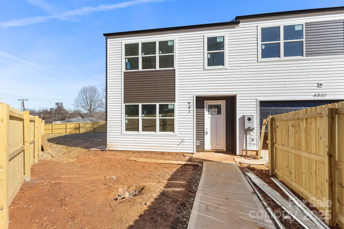 901 N Hoskins Road, Charlotte, NC 28216 - Image #1