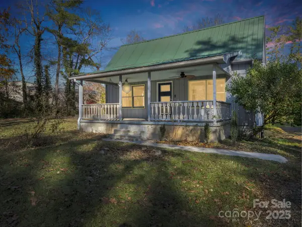 210 Erkwood Drive, Hendersonville, NC 28739