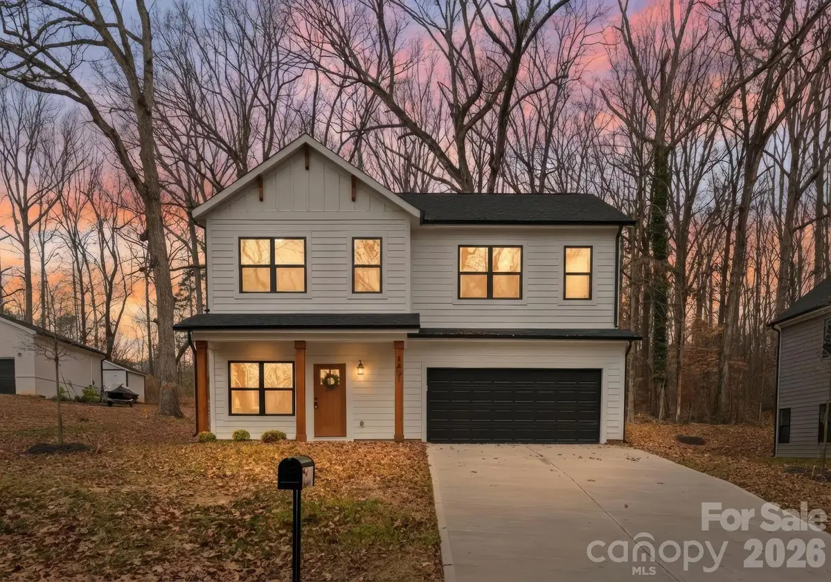 8821 Dogwood Drive, Charlotte, NC 28215 - Image #1