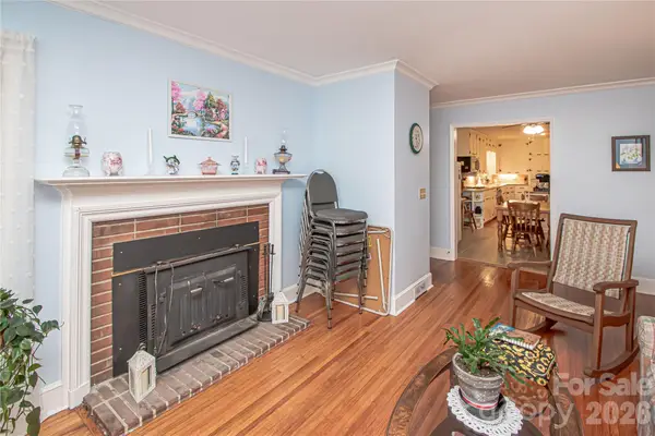 7218 Lakeside Drive N, Charlotte, NC 28212