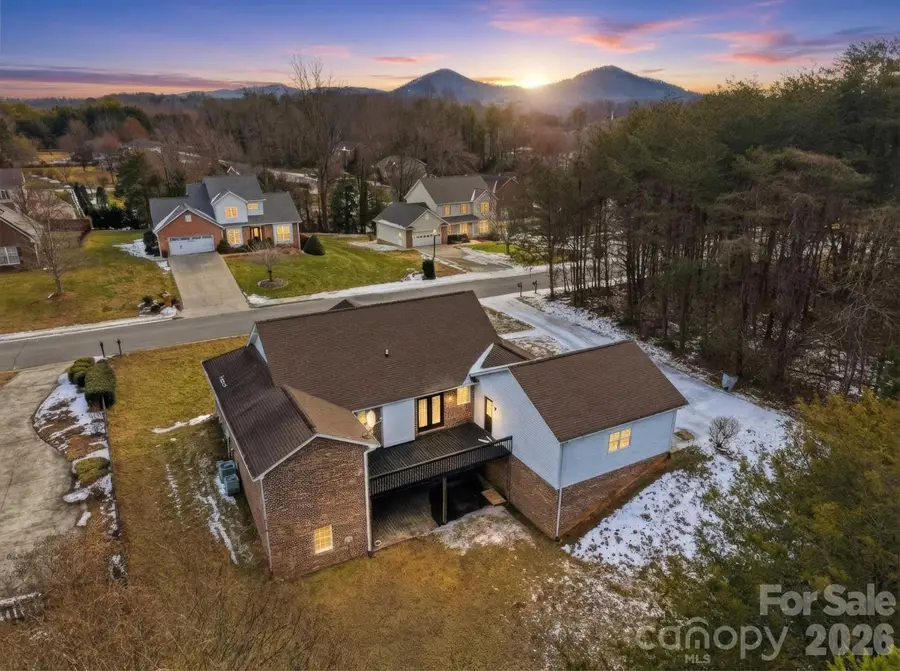 915 Barrington Drive Ne, Lenoir, NC 28645 - #2