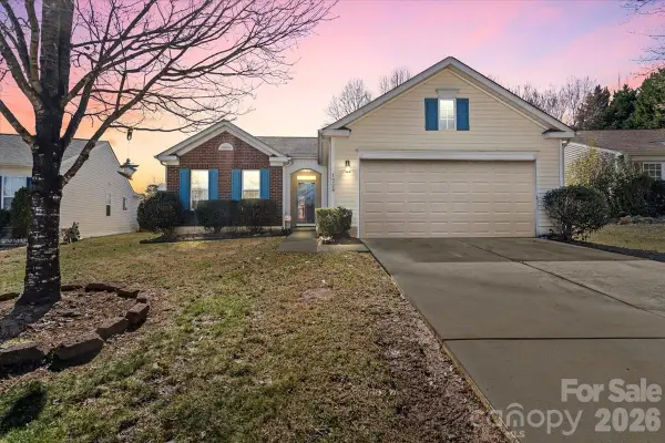 1528 Oakdale Green Drive, Charlotte, NC 28216