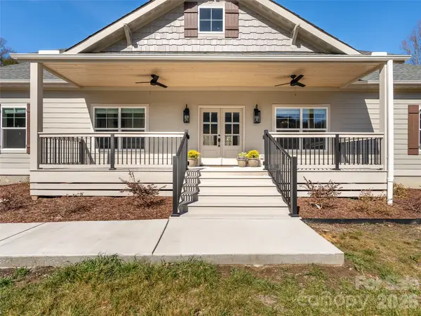 90 Saddle Club Lane, Hendersonville, NC 28739