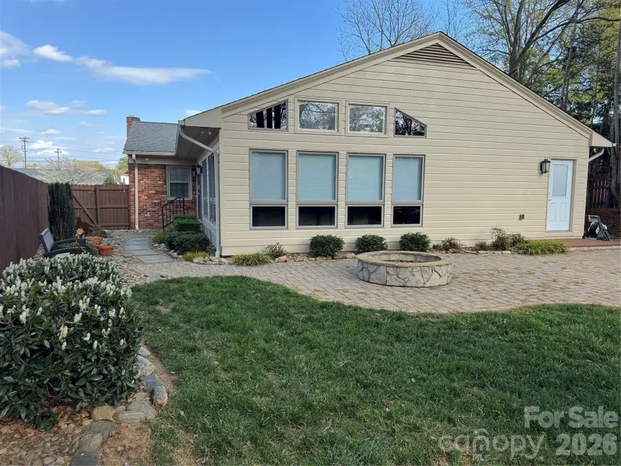 923 1st Street Ne, Hickory, NC 28601 - #2