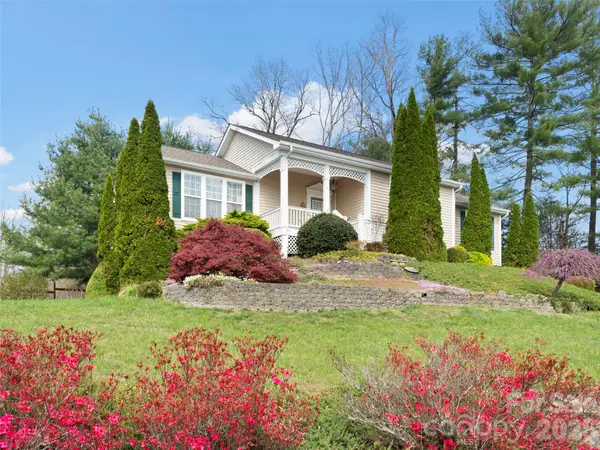 21 Old Applewood Lane, Hendersonville, NC 28739