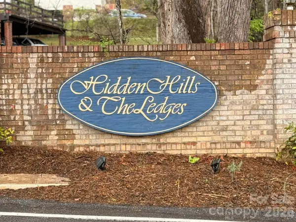 000 Ridgeview Drive, Hendersonville, NC 28791