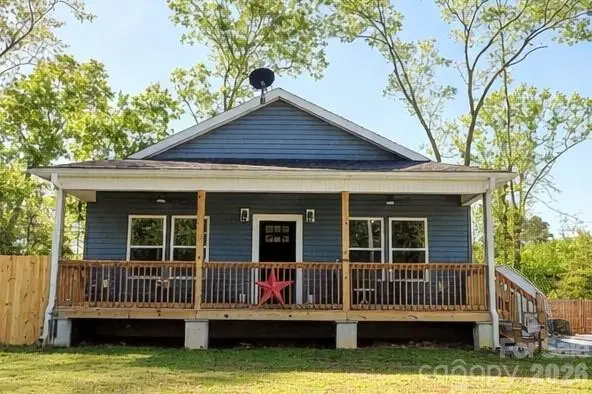 196 8th Avenue, New London, NC 28127