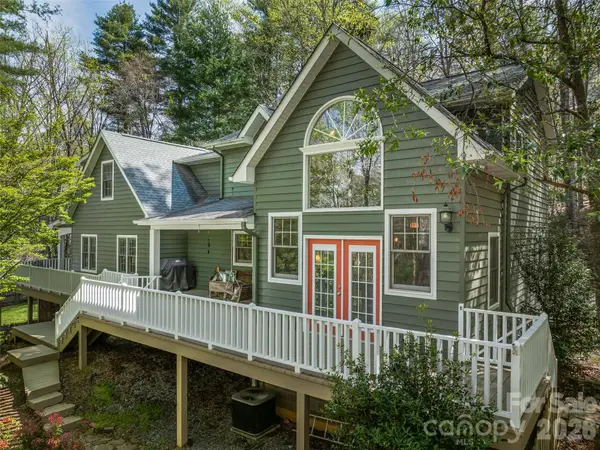 18 Thousand Oaks Boulevard, Fairview, NC 28730