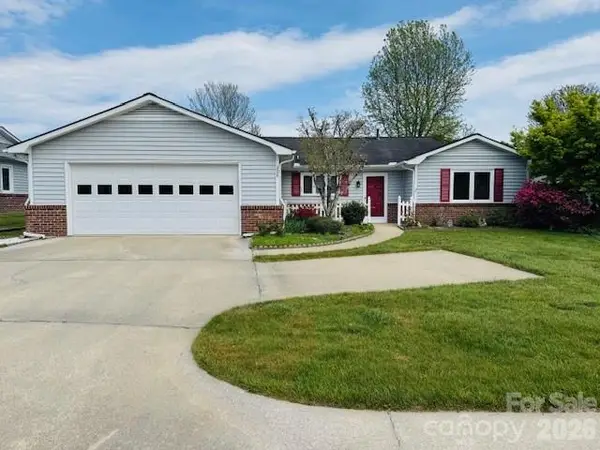 208 Dartcrest Drive, Hendersonville, NC 28792