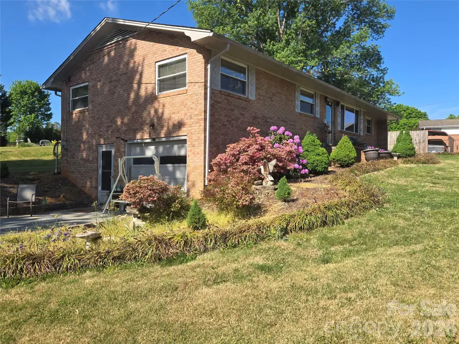 2824 25th Avenue Ne, Hickory, NC 28601 - #2