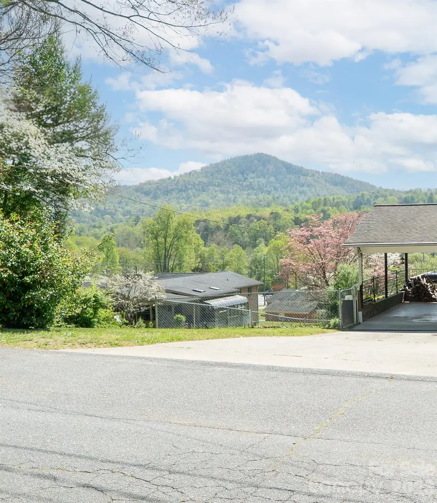 1421 Windsor Street Ne, Lenoir, NC 28645 - #2