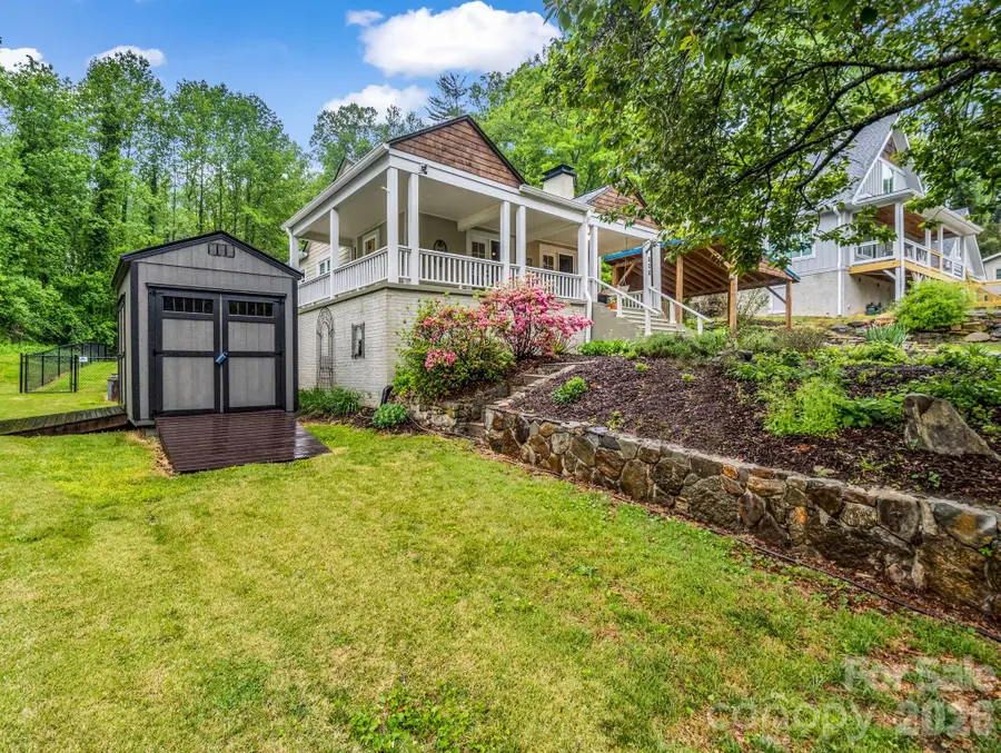 104 W Lake Avenue, Hendersonville, NC 28739 - #3