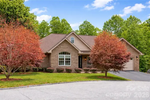 89 Dallas Drive, Hendersonville, NC 28739