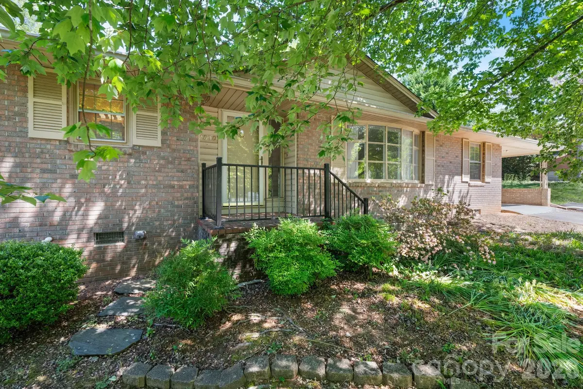 2010 12th Street Drive Nw, Hickory, NC 28601 - #1