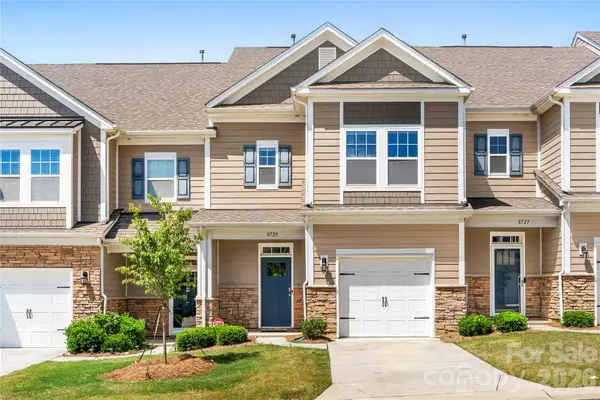 8723 Harris Lake Lane, Charlotte, NC 28269