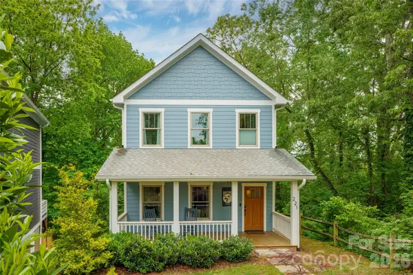 221 Courtland Place, Asheville, NC 28801