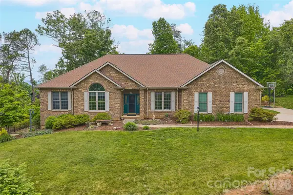 8 Ridgemont Drive, Weaverville, NC 28787