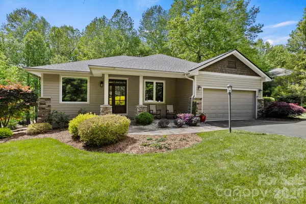 547 Pinnacle Peak Lane, Flat Rock, NC 28731