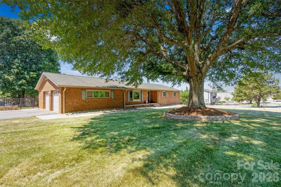 226 28th Avenue Place Ne, Hickory, NC 28601 - #2